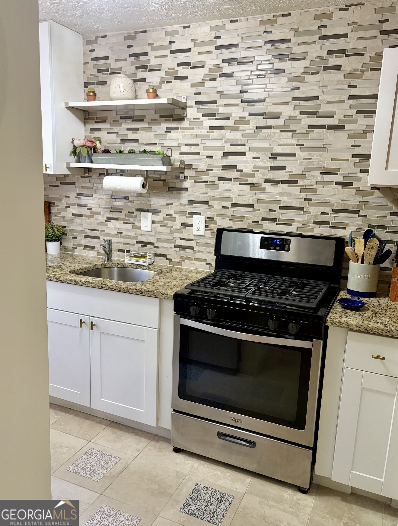709 Woodcliff Drives Property Photo 3