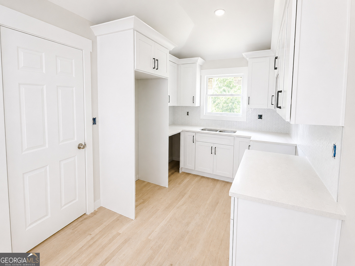 2453 Ivydale Drive Sw Property Photo 3