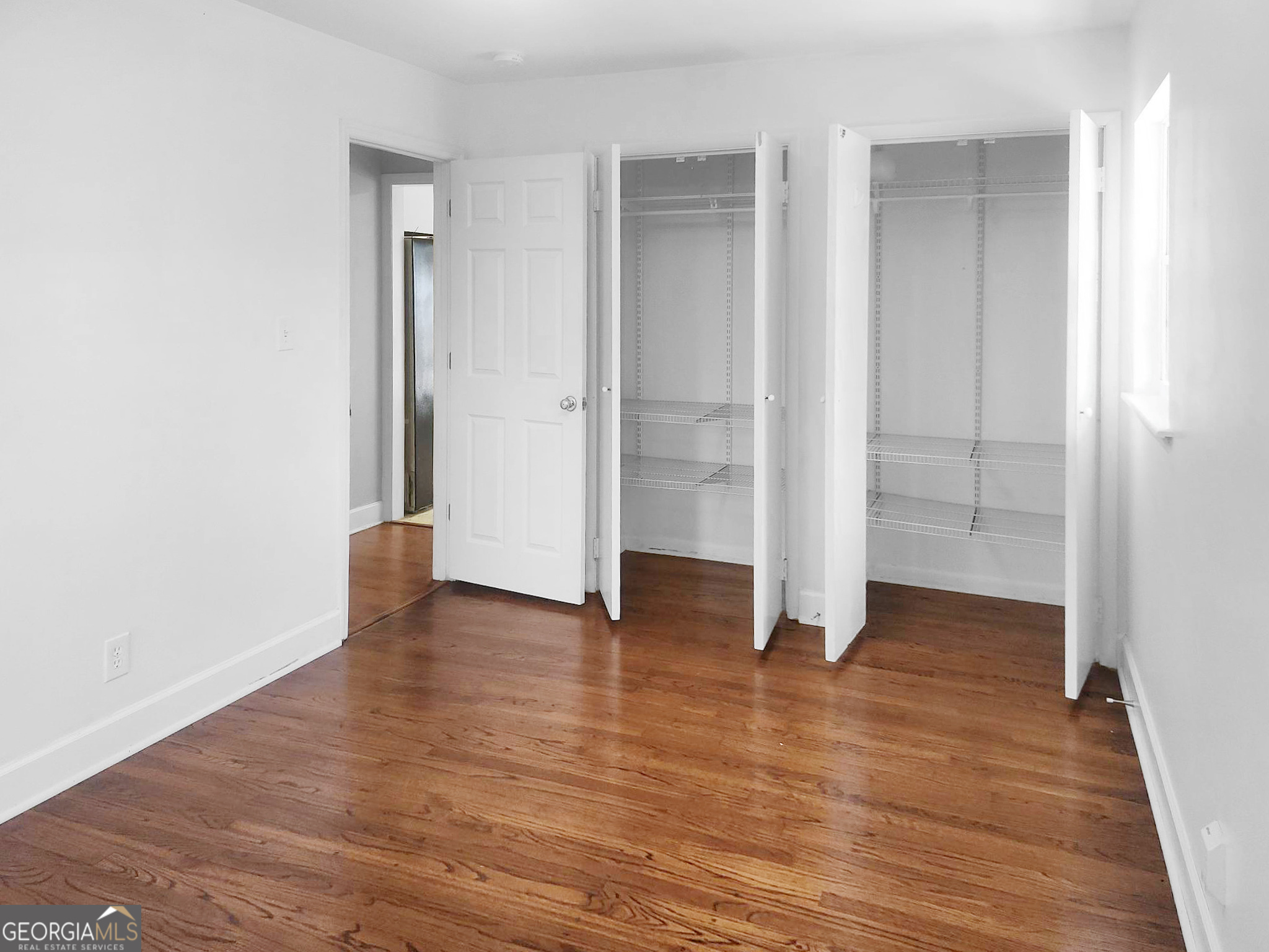 542 Lee Street Property Photo 4