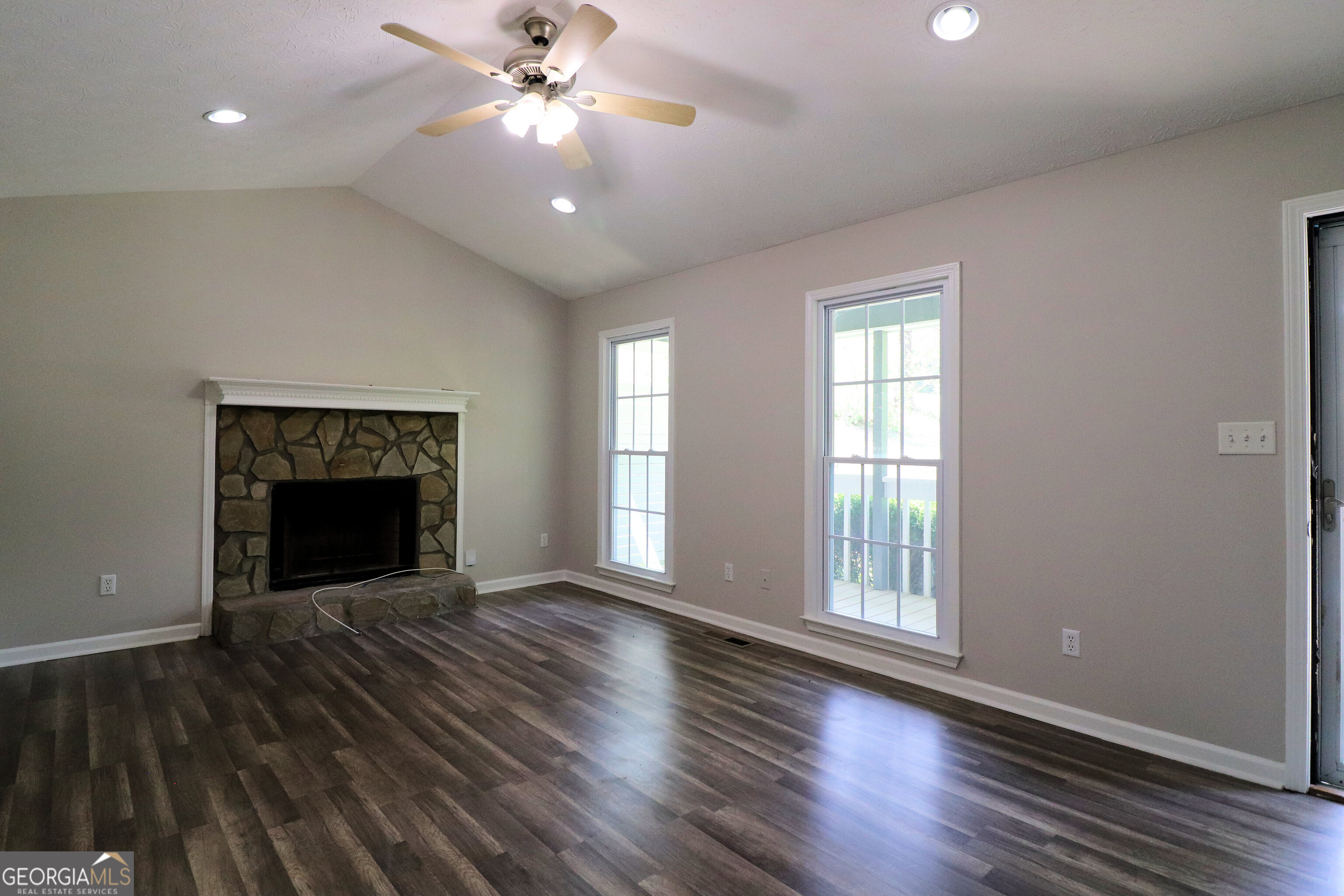 192 Deerfield Drive Property Photo 5