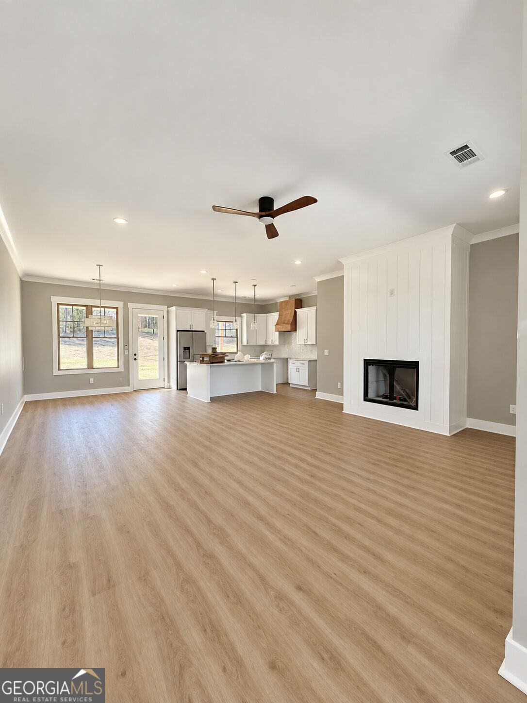 324 West Lakeview Property Photo 5
