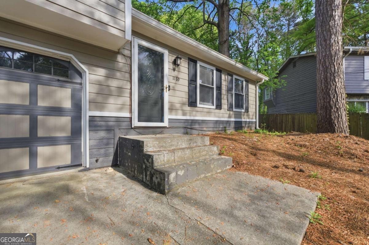 1169 Dustin Court Property Photo 4