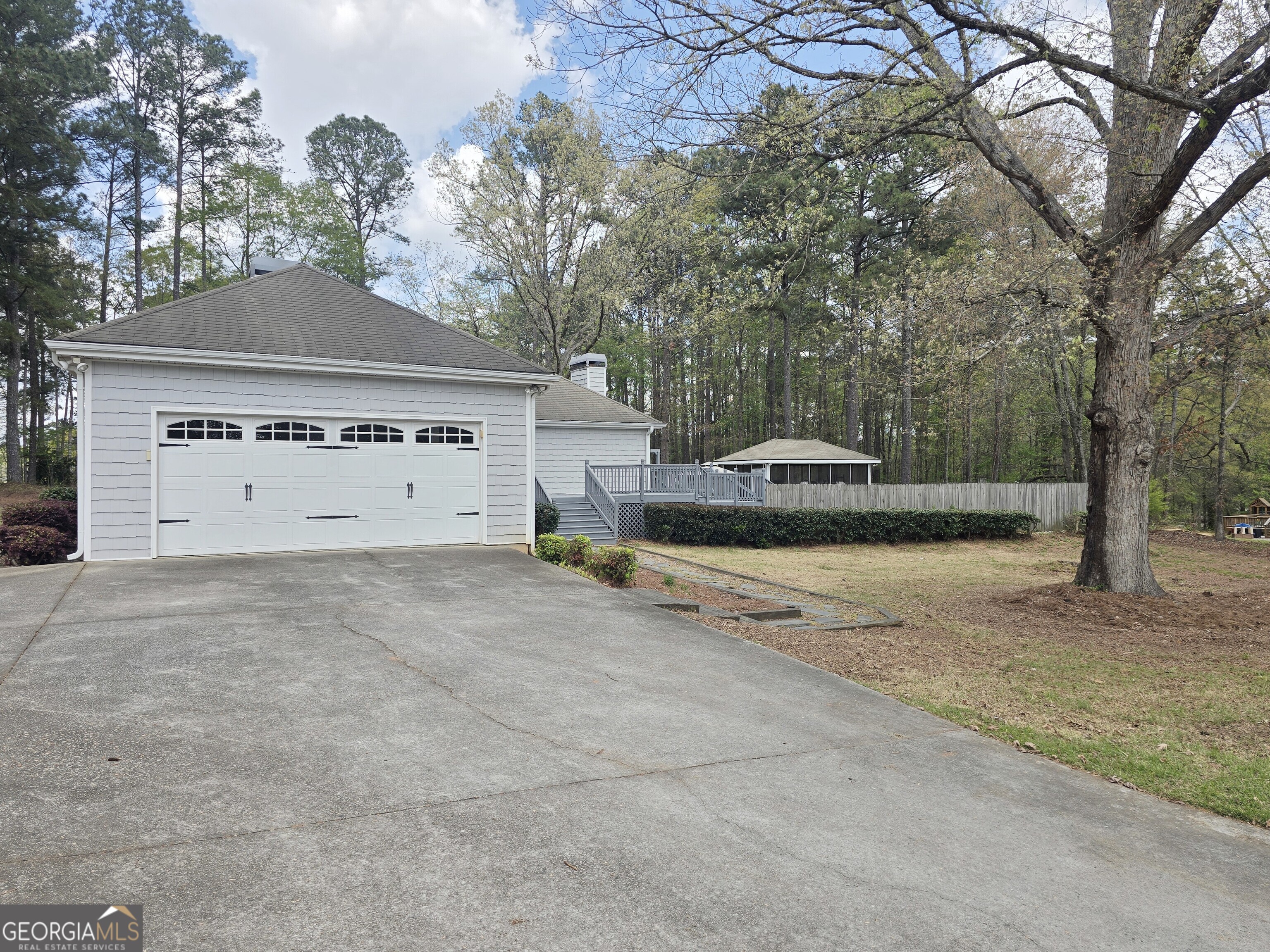 1652 Highway 155 N Property Photo 2