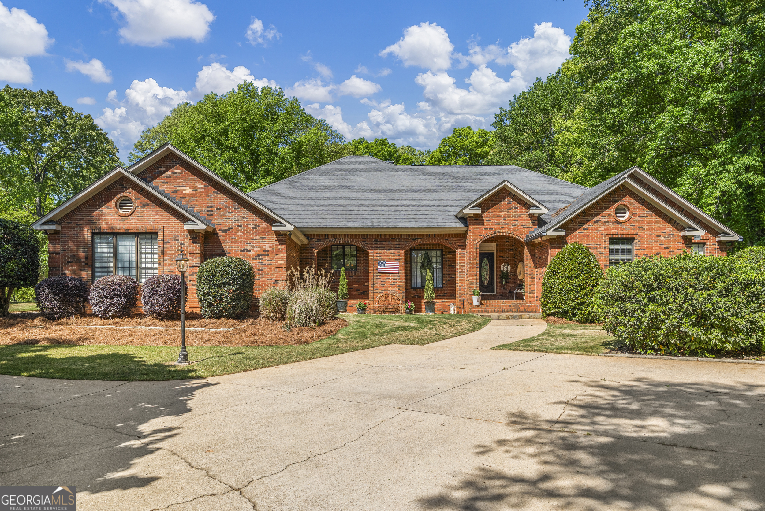 1017 Riverside Drive Property Photo 1