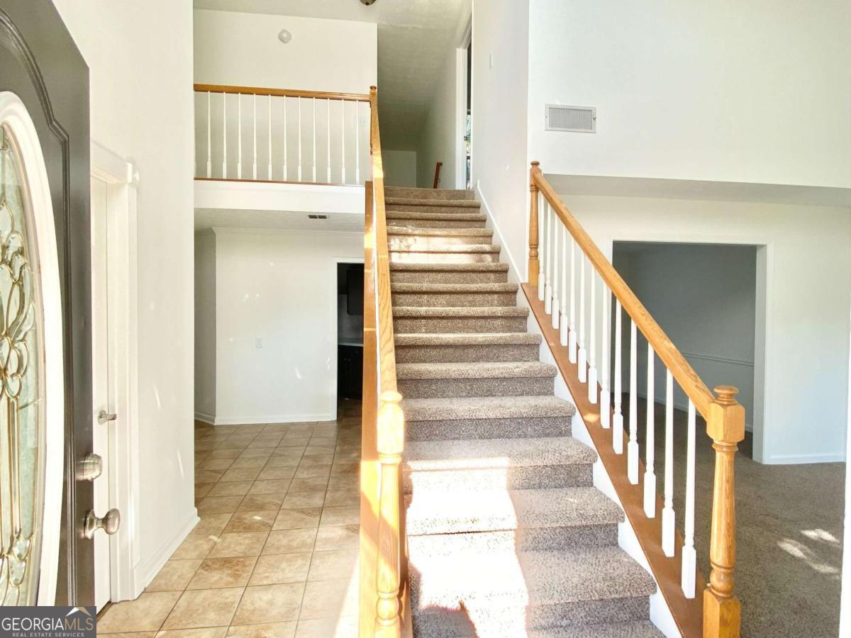 640 Suwanee Lakes Circle Property Photo 2