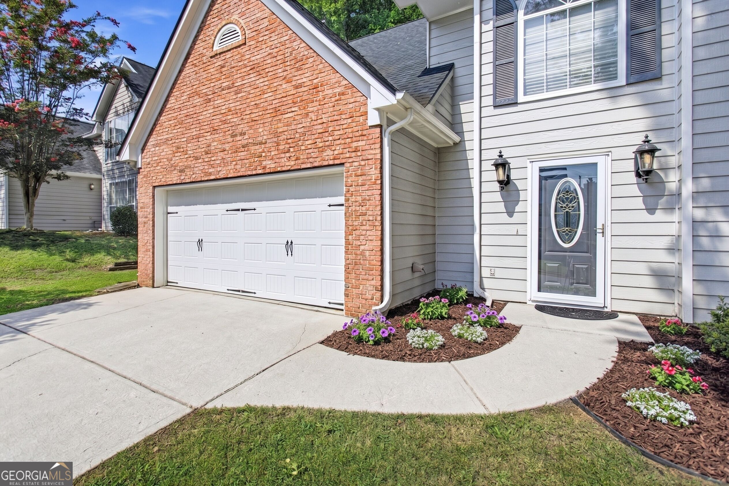 640 Suwanee Lakes Circle Property Photo 2