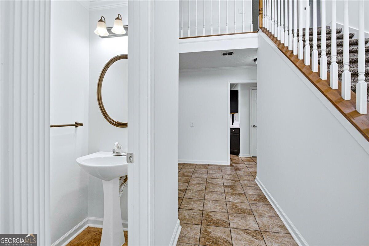 640 Suwanee Lakes Circle Property Photo 4