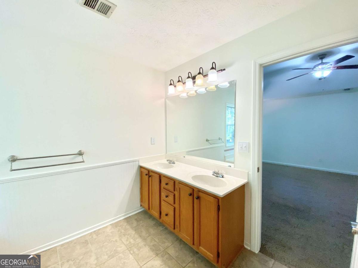 640 Suwanee Lakes Circle Property Photo 17