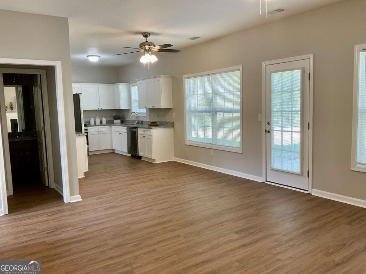 592 Kyles Circle Property Photo 7