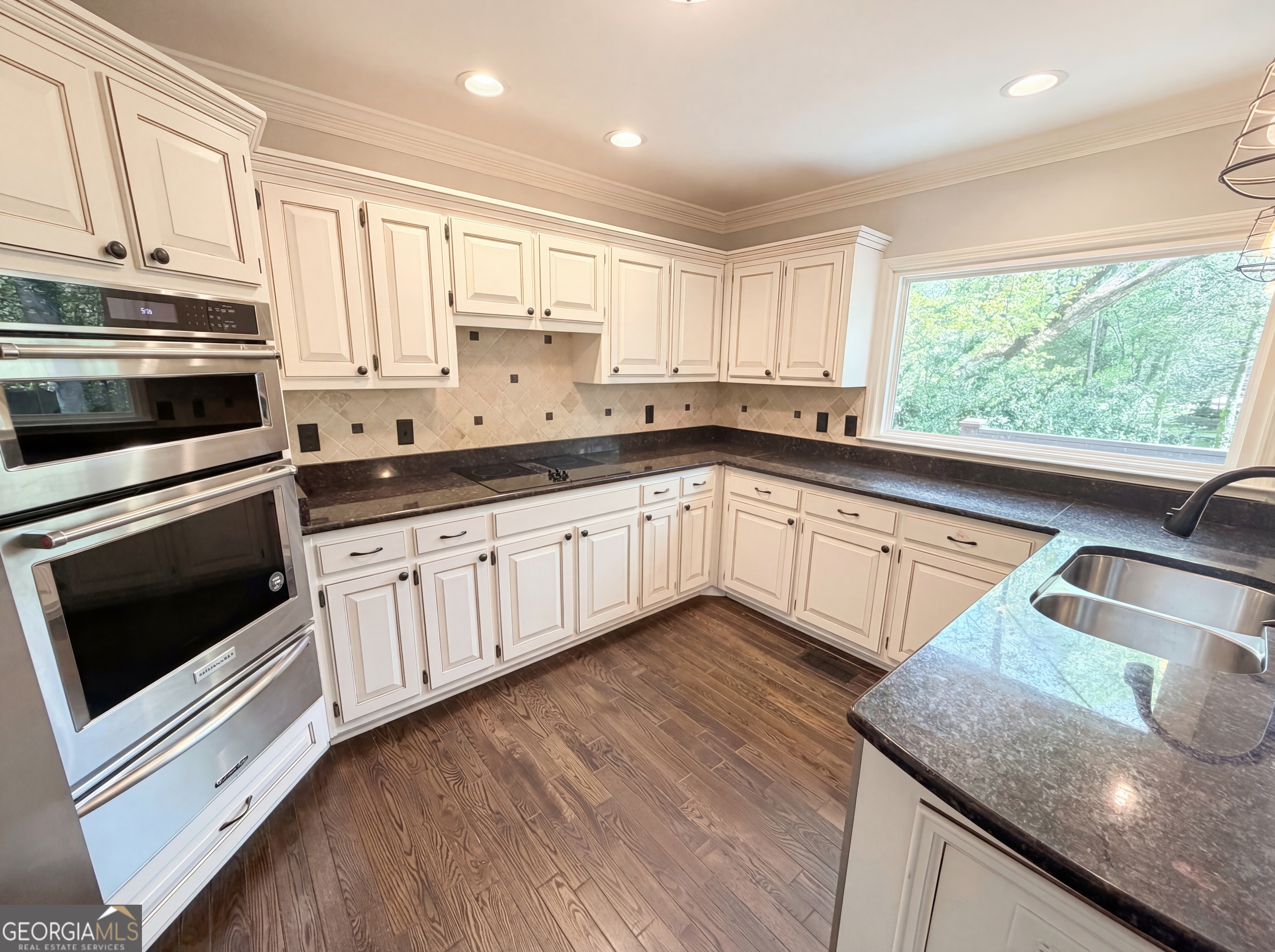 984 Forest Pond Court Property Photo 2