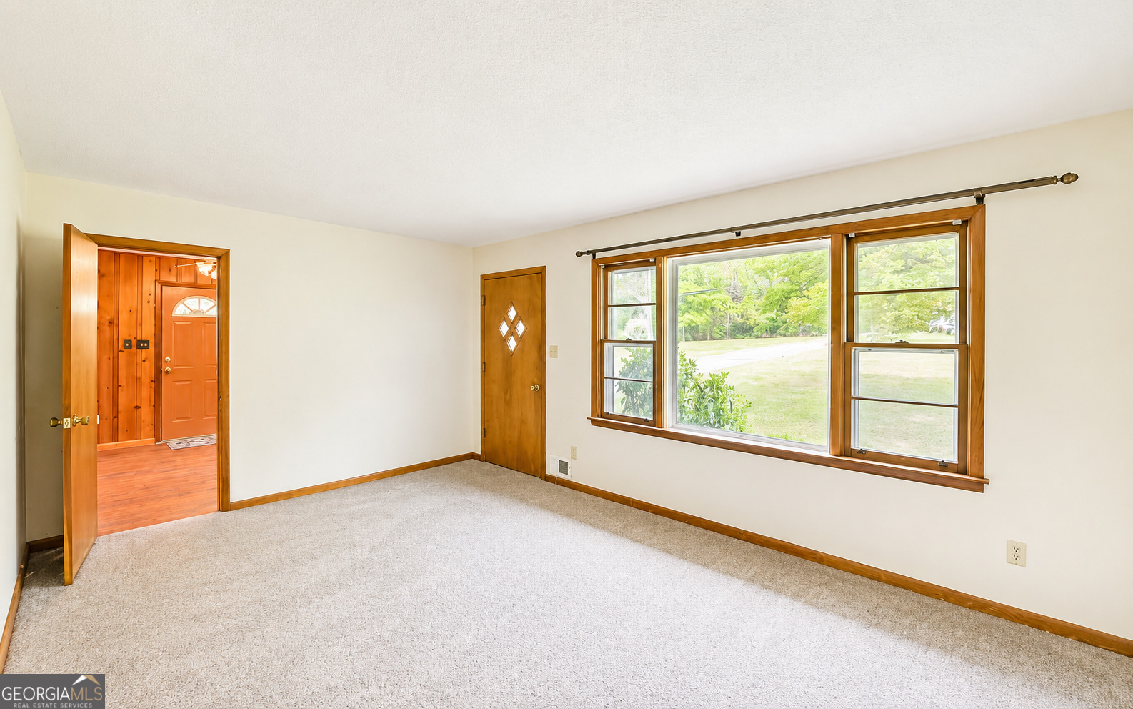 586 Collins Road Property Photo 4