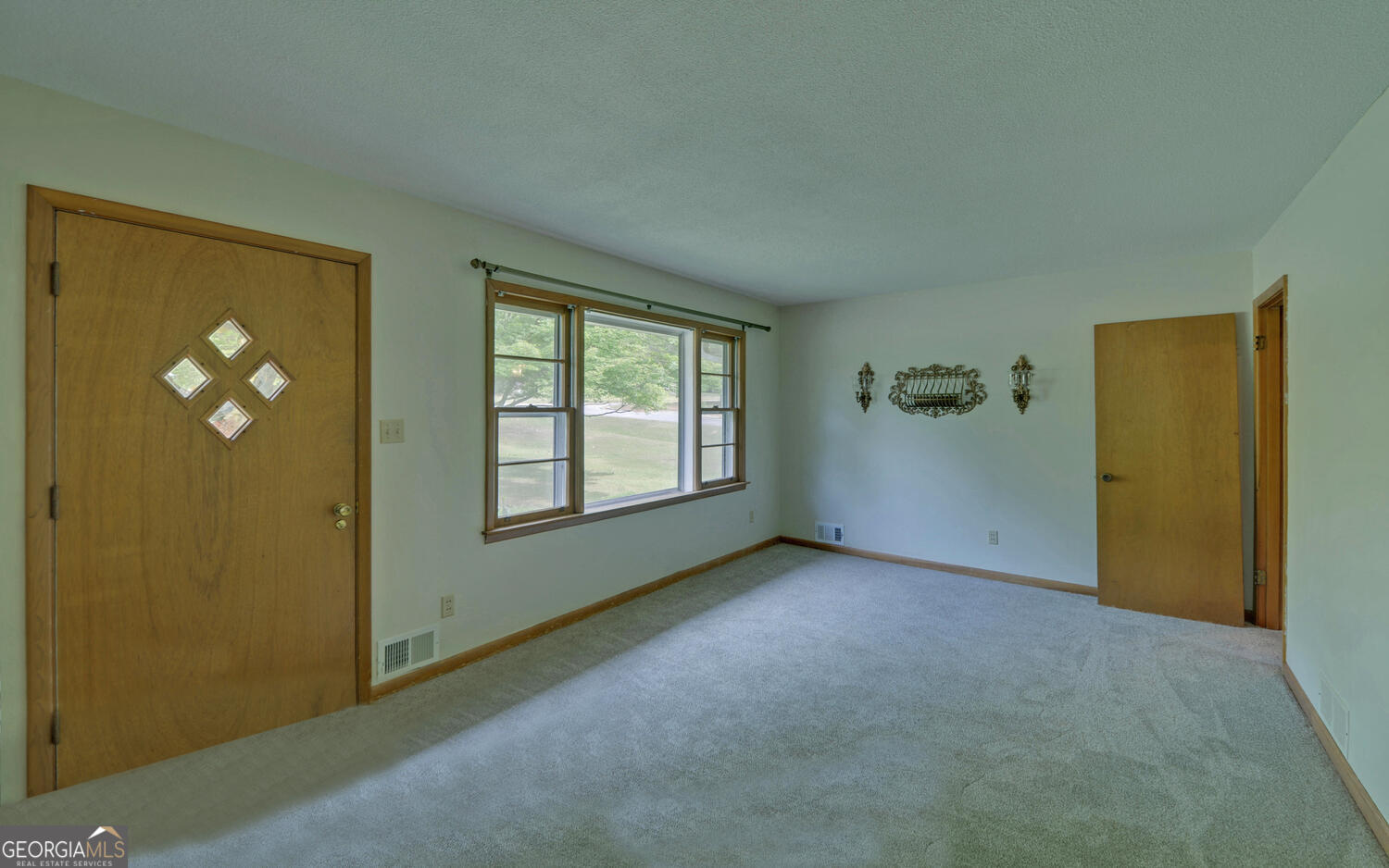 586 Collins Road Property Photo 5