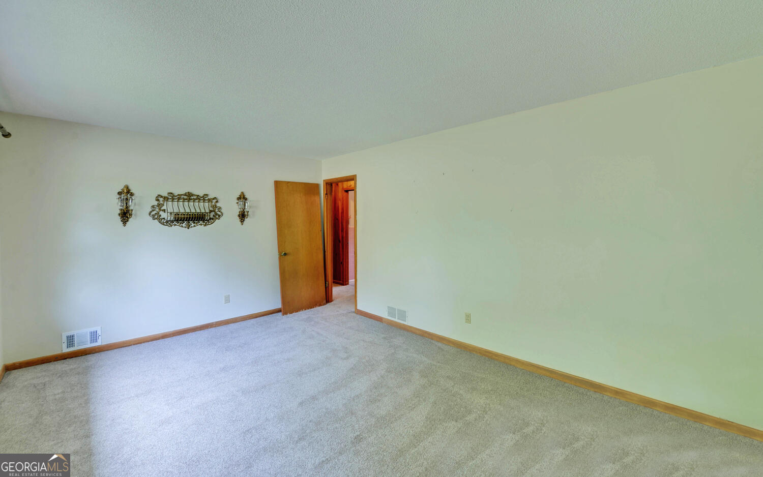 586 Collins Road Property Photo 6