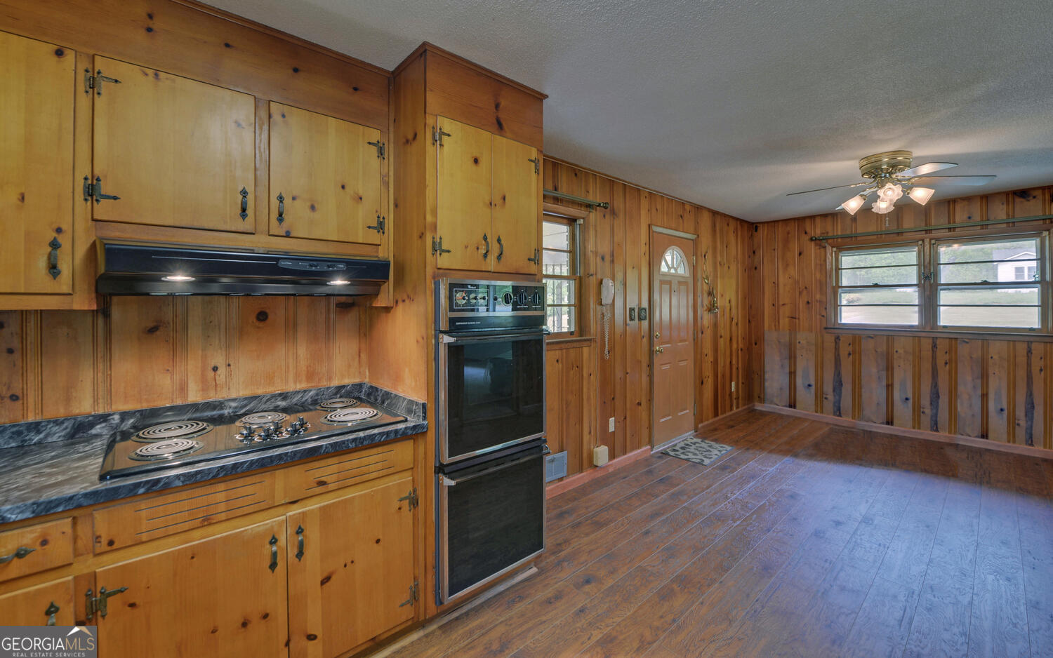 586 Collins Road Property Photo 8