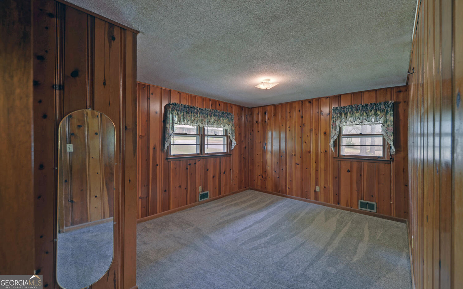 586 Collins Road Property Photo 9