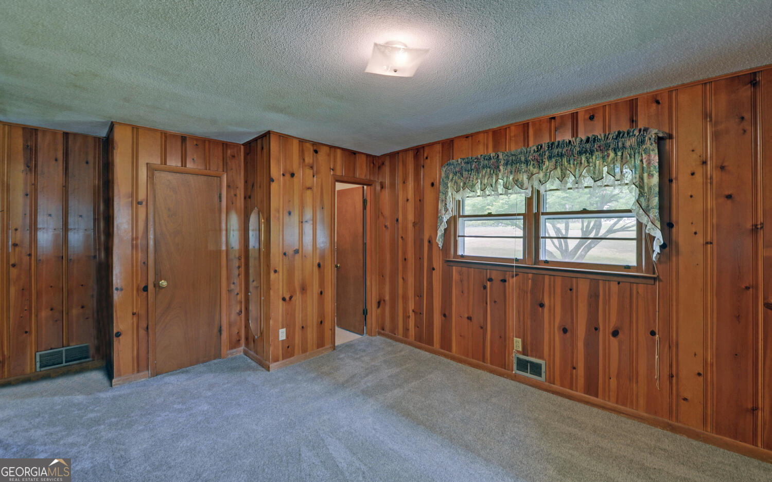 586 Collins Road Property Photo 10