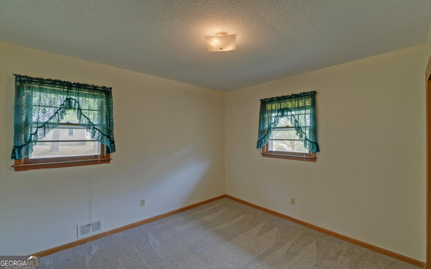 586 Collins Road Property Photo 15