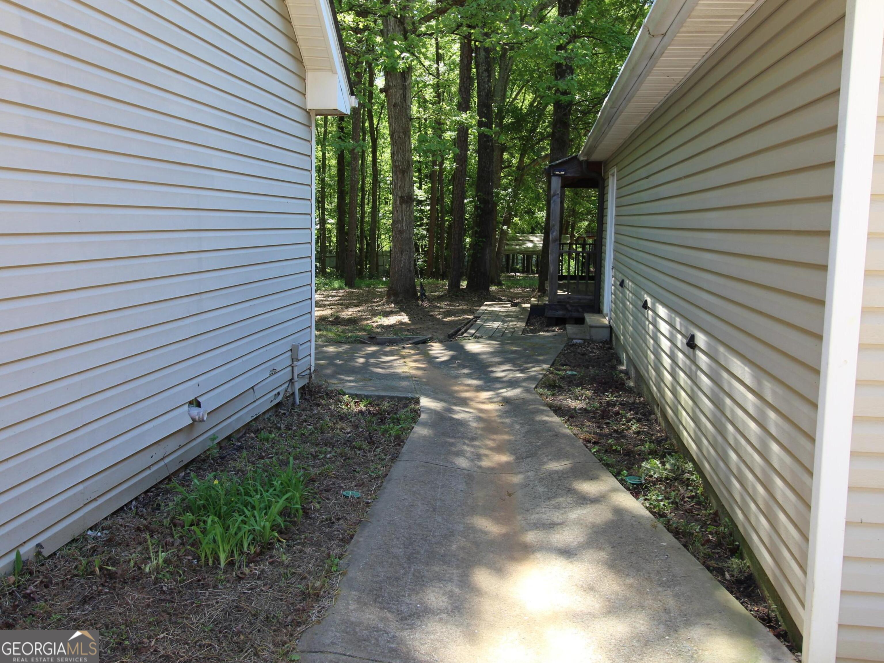 1593 Highway 82 Property Photo 5