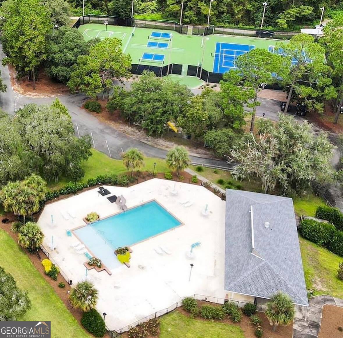 6005 & 6007 Tree Top Lane Property Photo 4