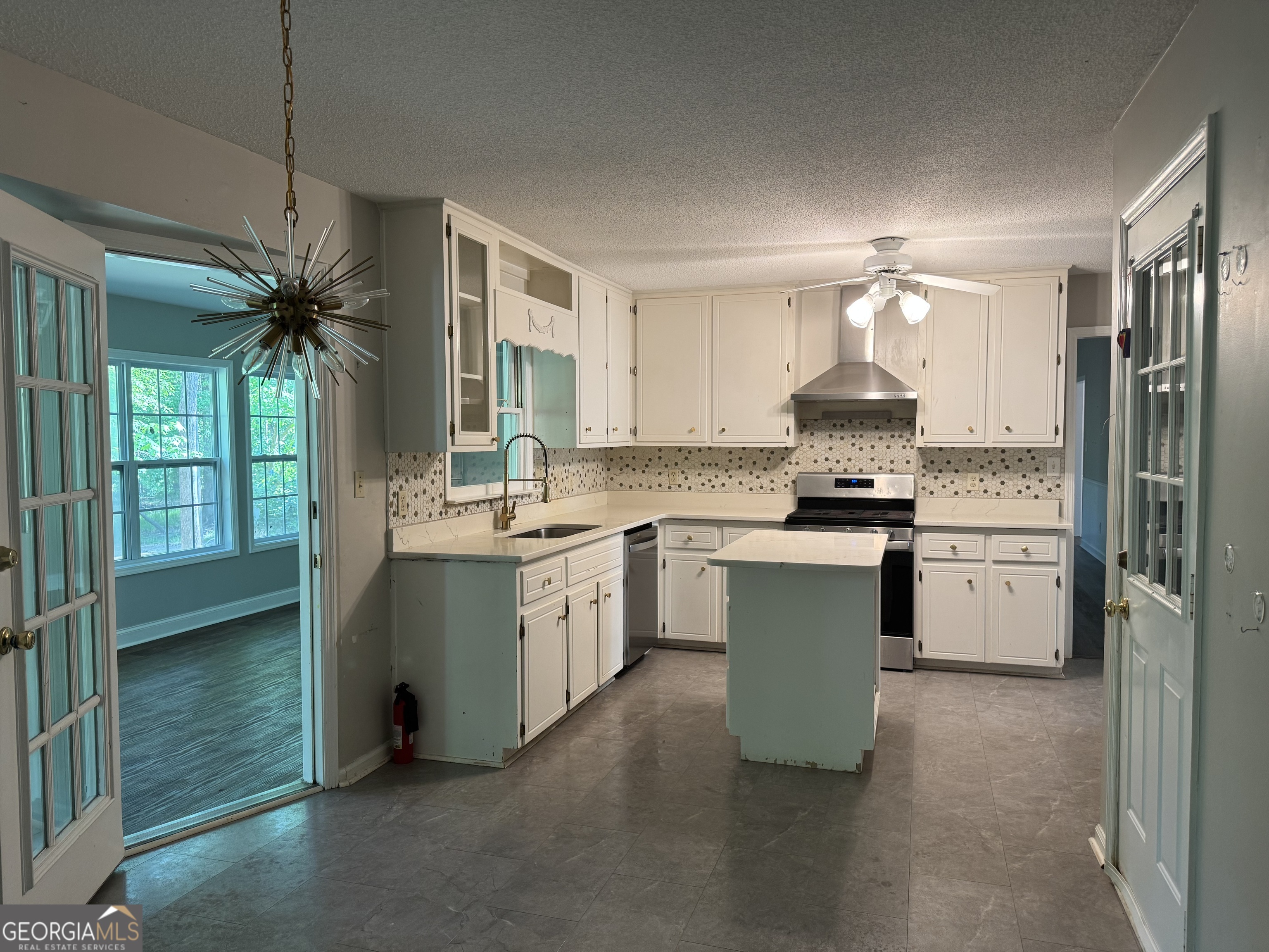 3718 Sussex Drive Property Photo 5