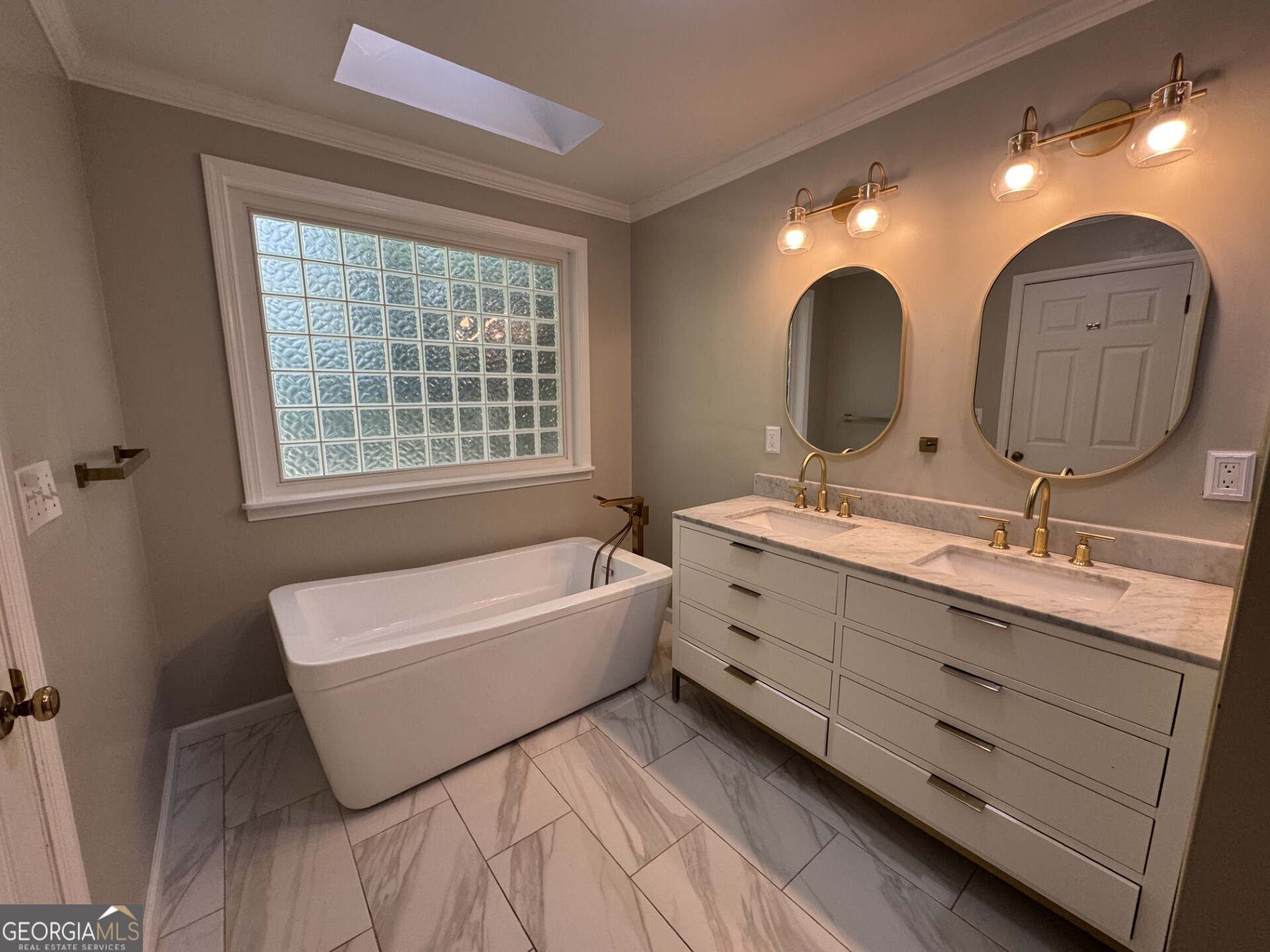 3718 Sussex Drive Property Photo 8