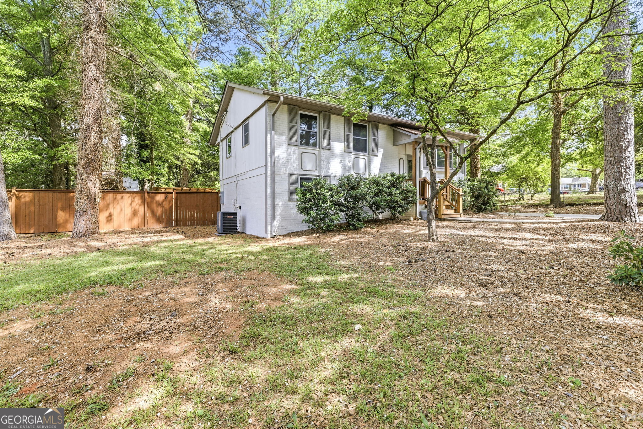 285 Kings Circle Property Photo 3