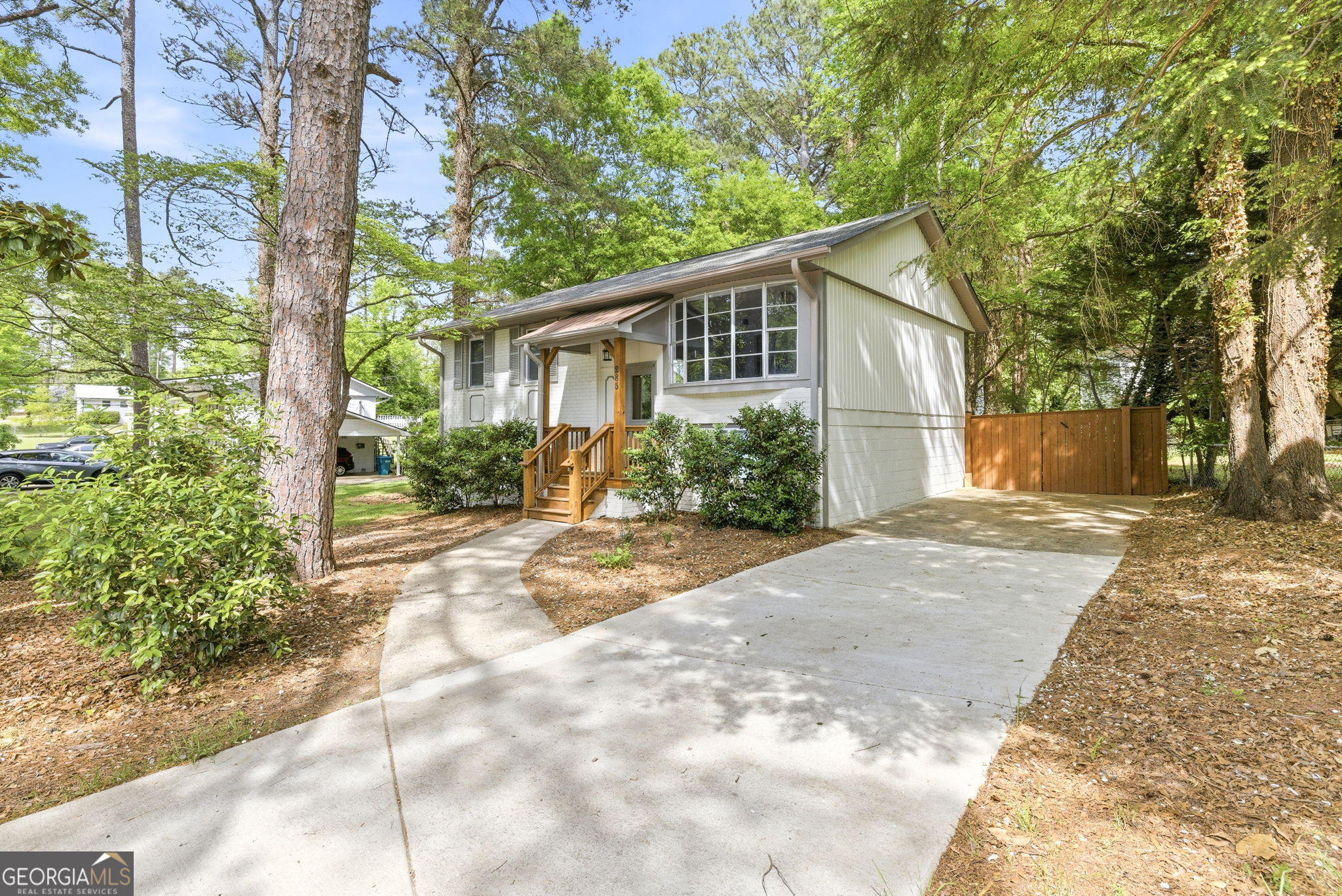 285 Kings Circle Property Photo 4