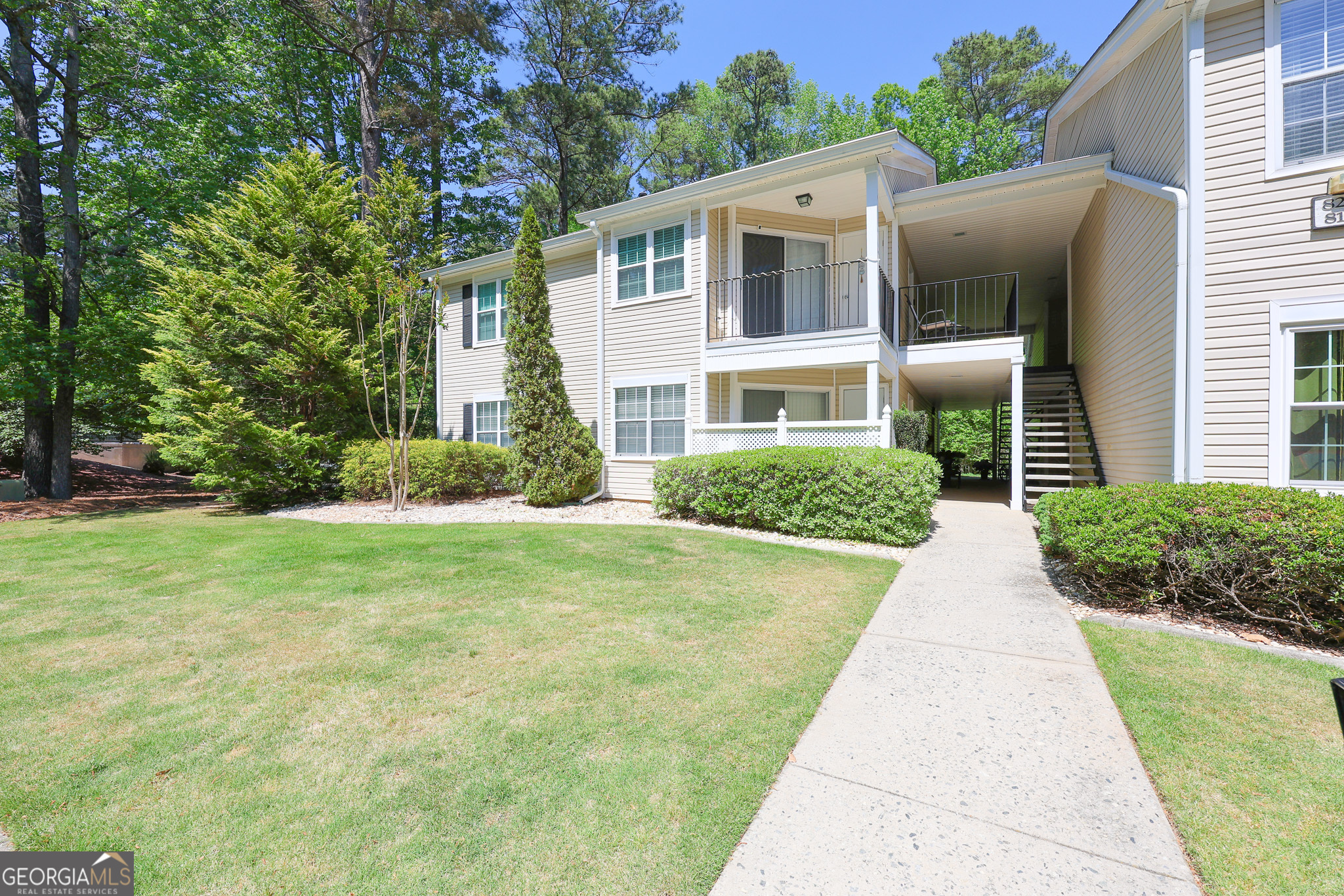 823 Ridgefield Drive Property Photo 3