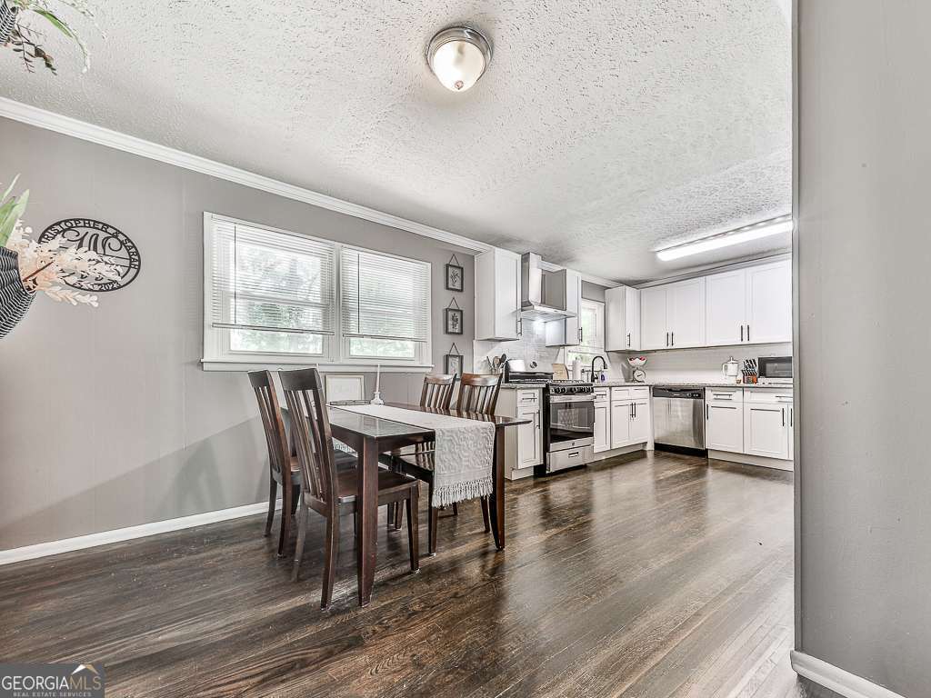 5950 John Street Property Photo 4