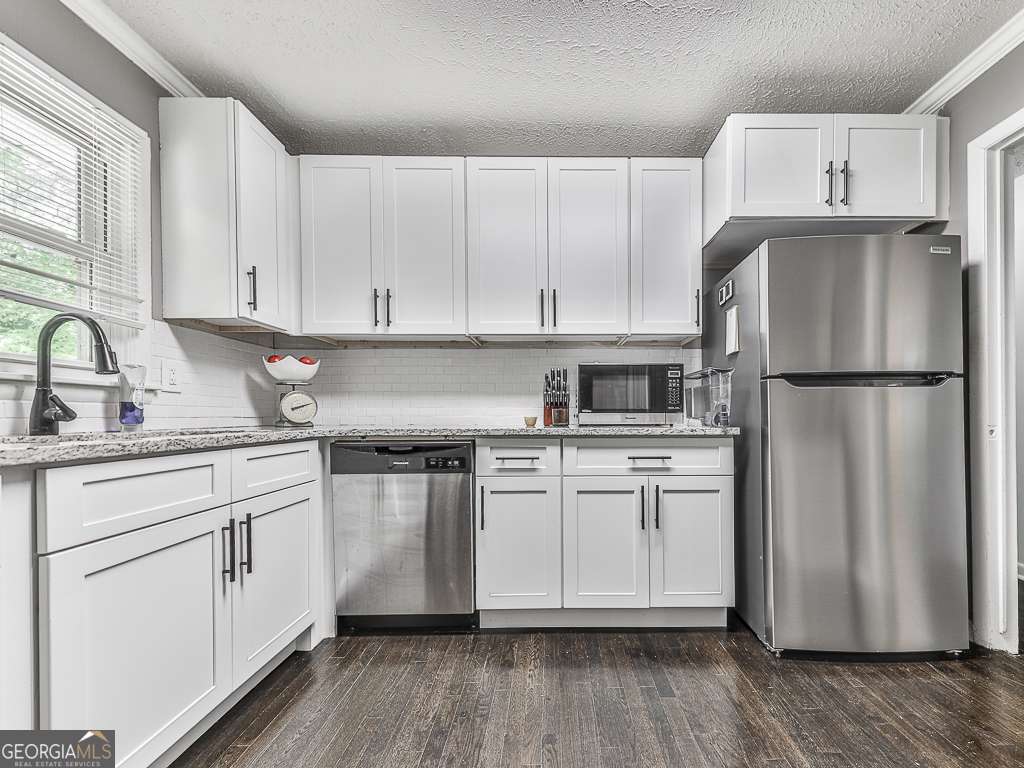 5950 John Street Property Photo 6