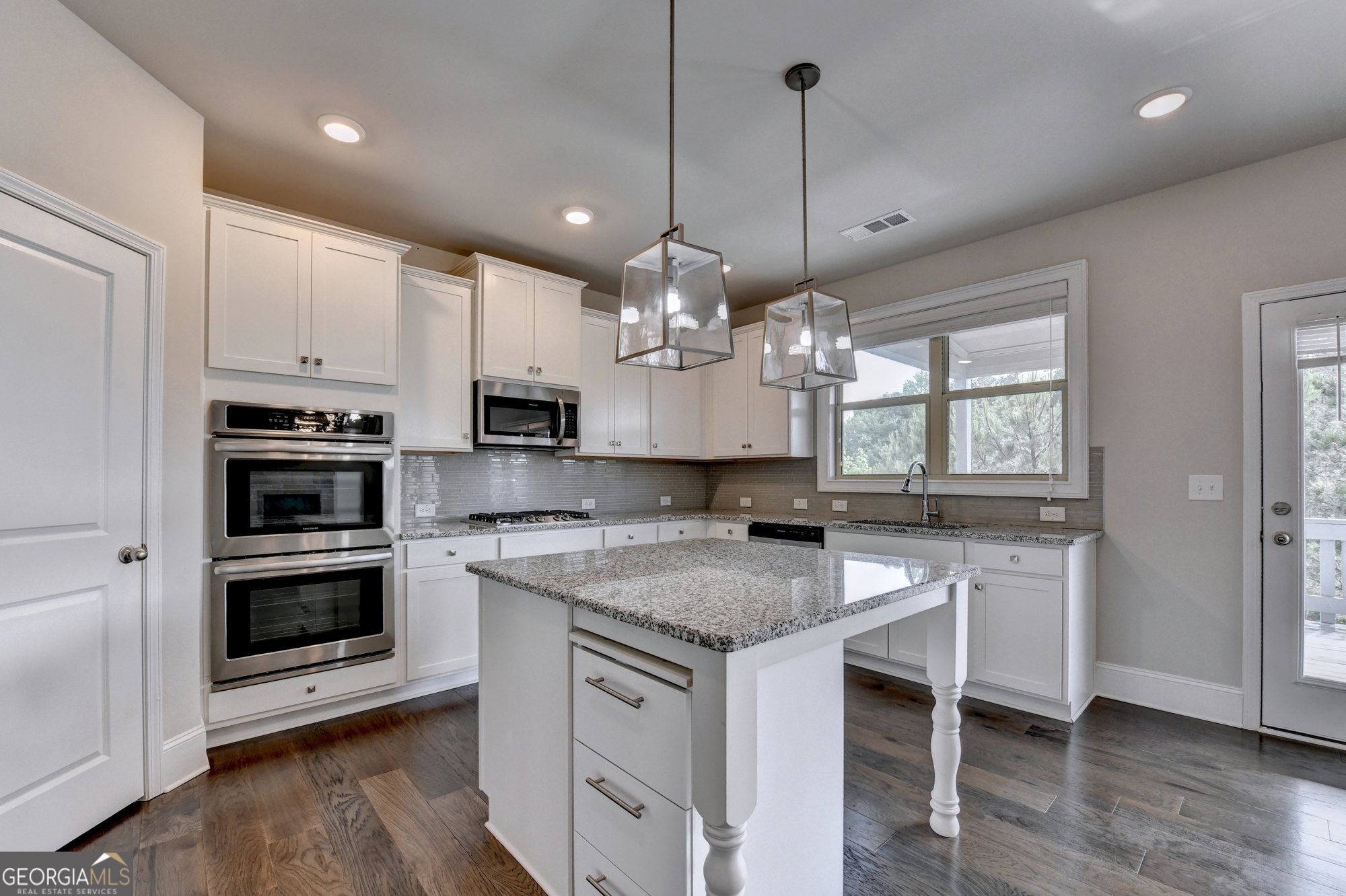 3972 Golden Gate Way Property Photo 19