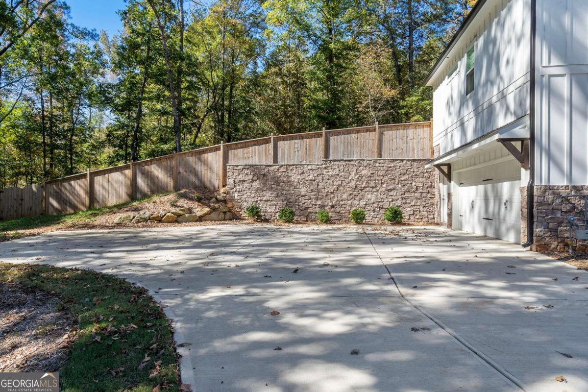 17 Pinoak Trail Se Property Photo 3