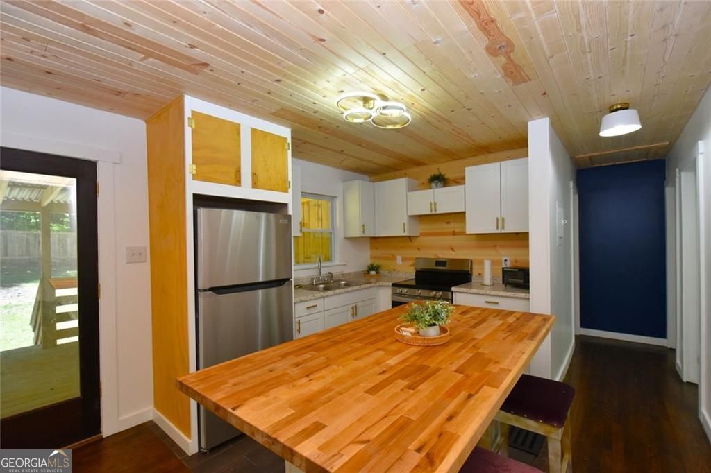 2030 Sanders Drive Property Photo 1