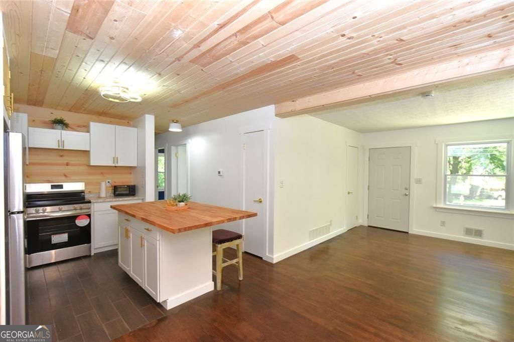 2030 Sanders Drive Property Photo 5