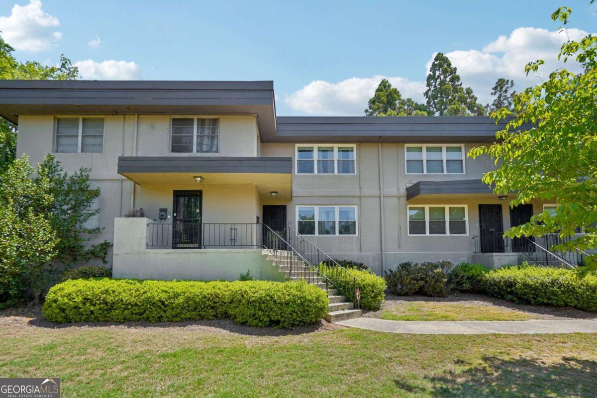 284 Lakemoore Drive Ne # B Property Photo 1