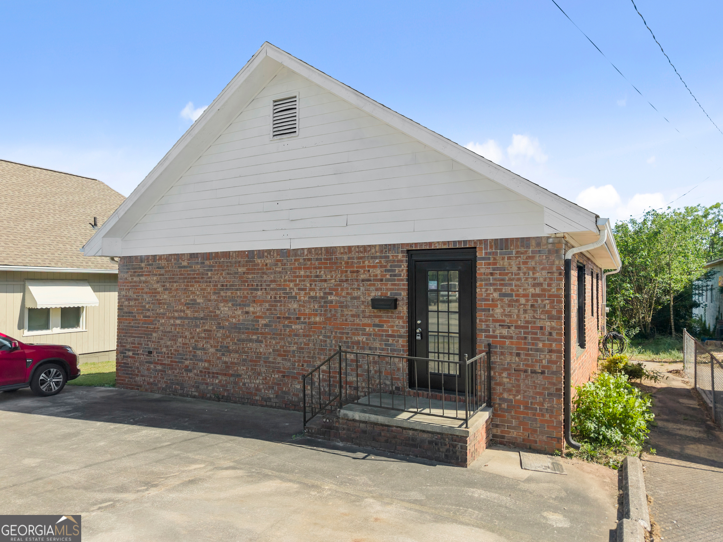 160 E Currahee Street Property Photo 2