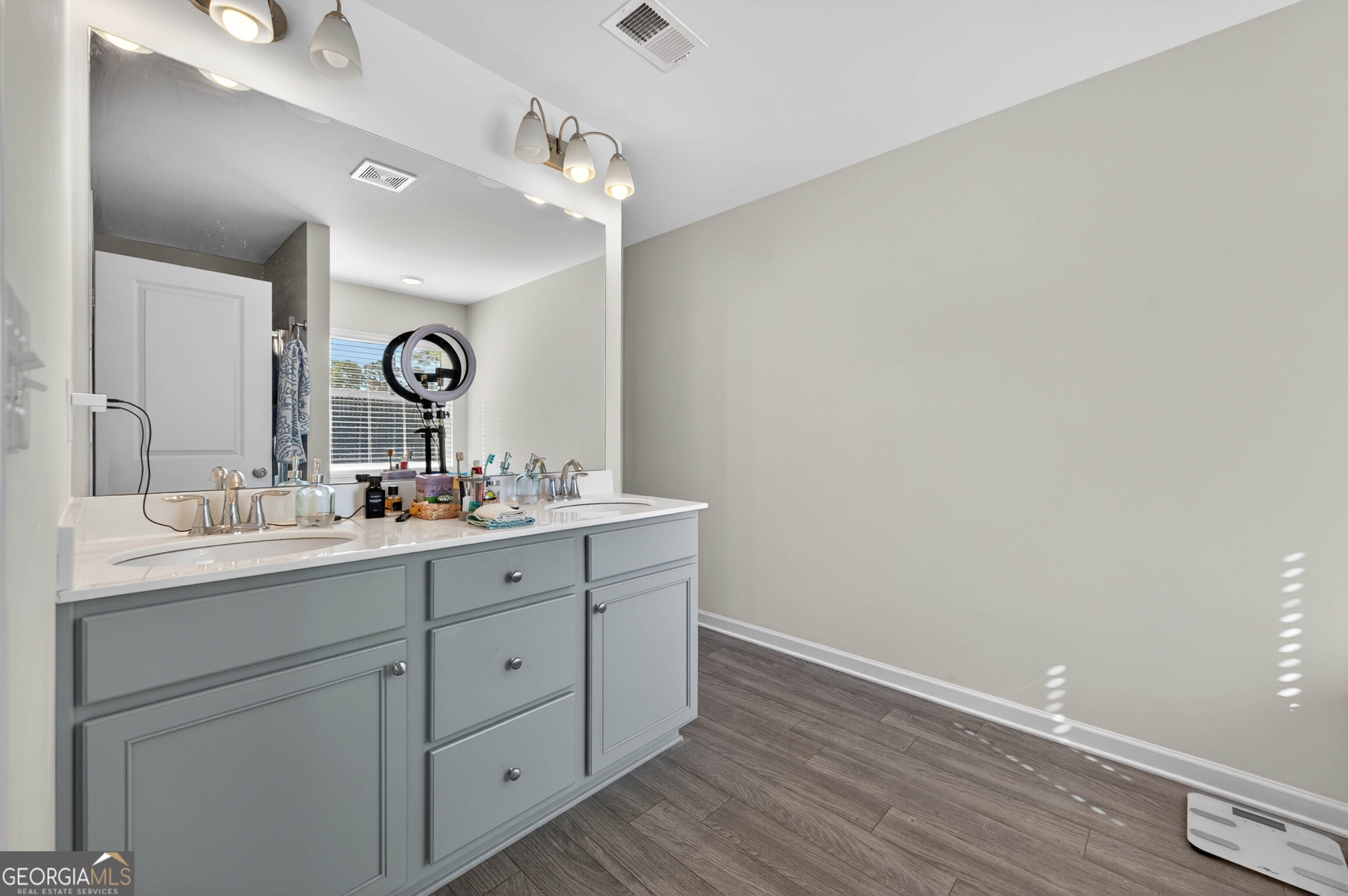 252 Regent Park Property Photo 12