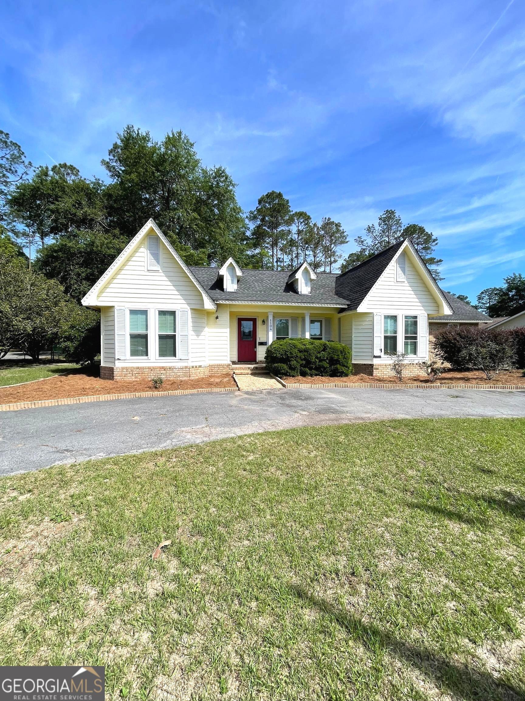 1104 Lakeview Drive Property Photo 2