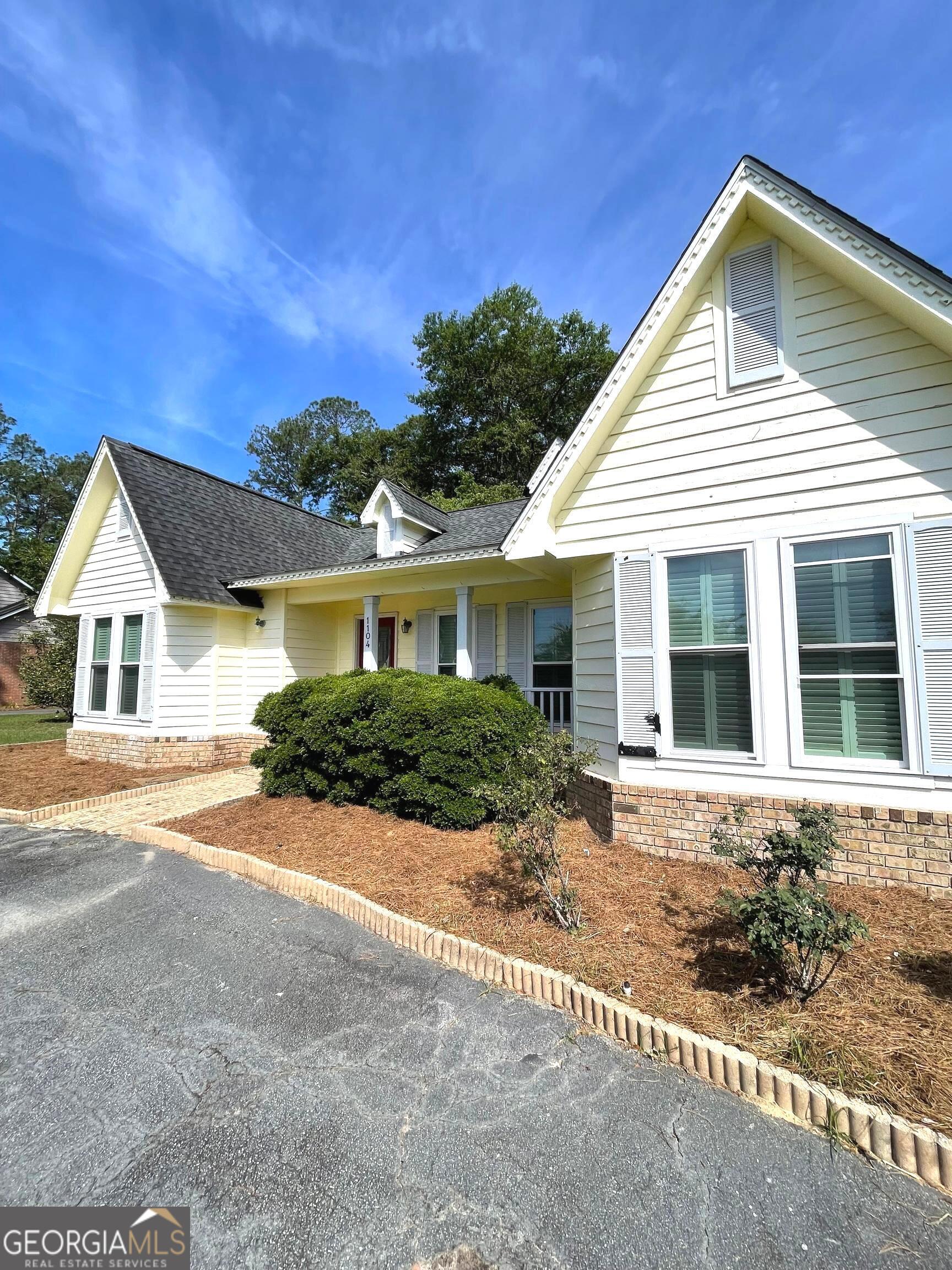 1104 Lakeview Drive Property Photo 3