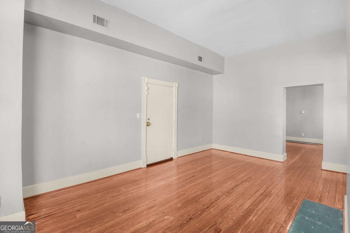 301-303 E Henry Street Property Photo 19
