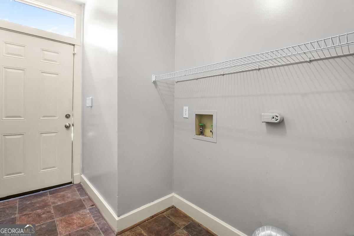 301-303 E Henry Street Property Photo 32