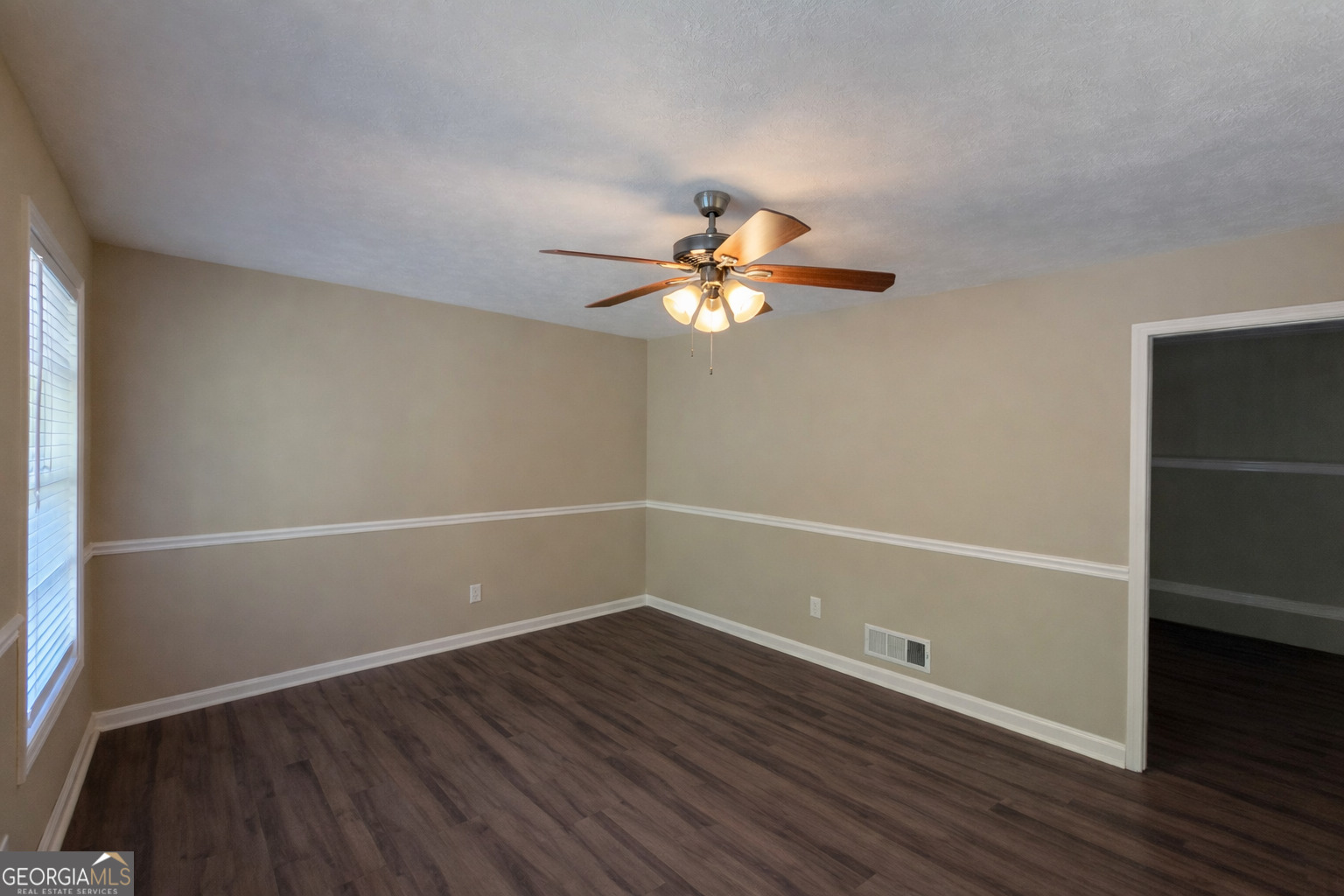 6214 Marilla Street Property Photo 4