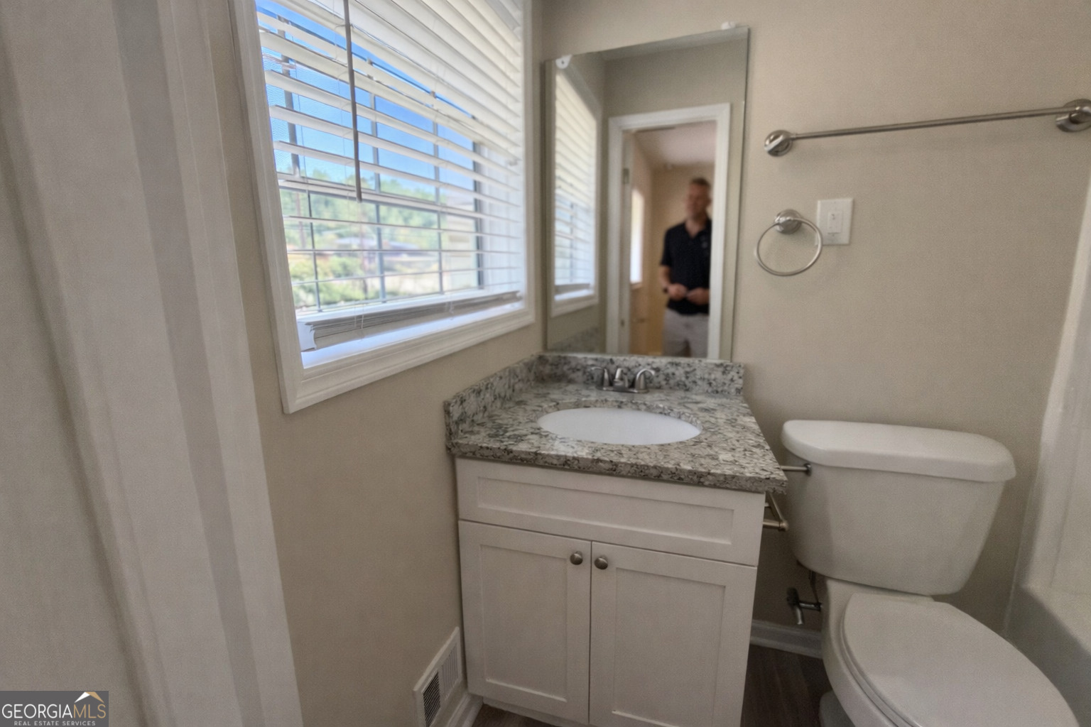 6214 Marilla Street Property Photo 7
