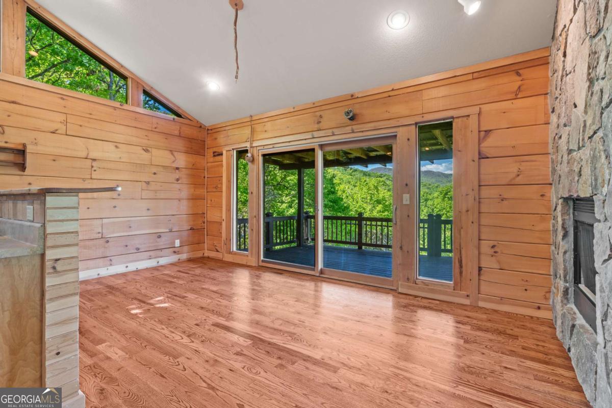 410 Falling Springs Property Photo 29