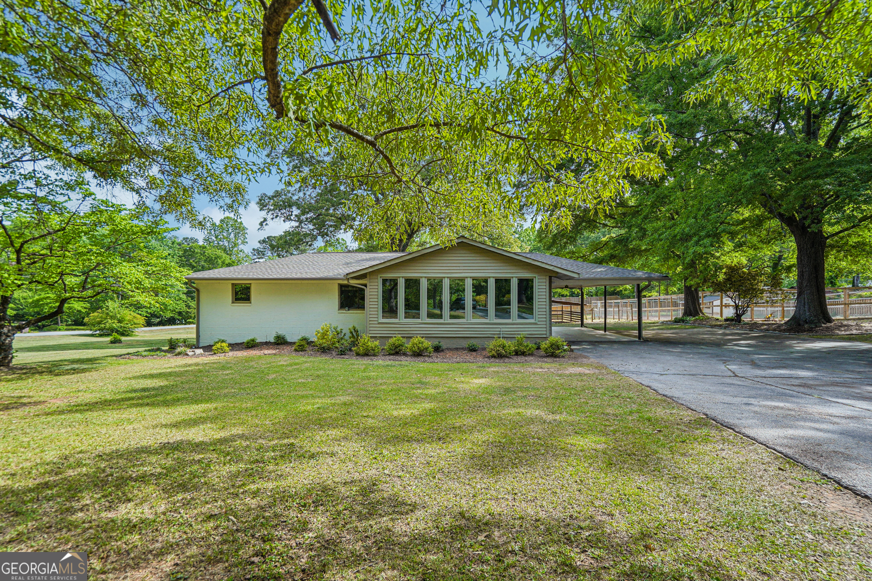 1679 Seayes Road SW Property Photo 1