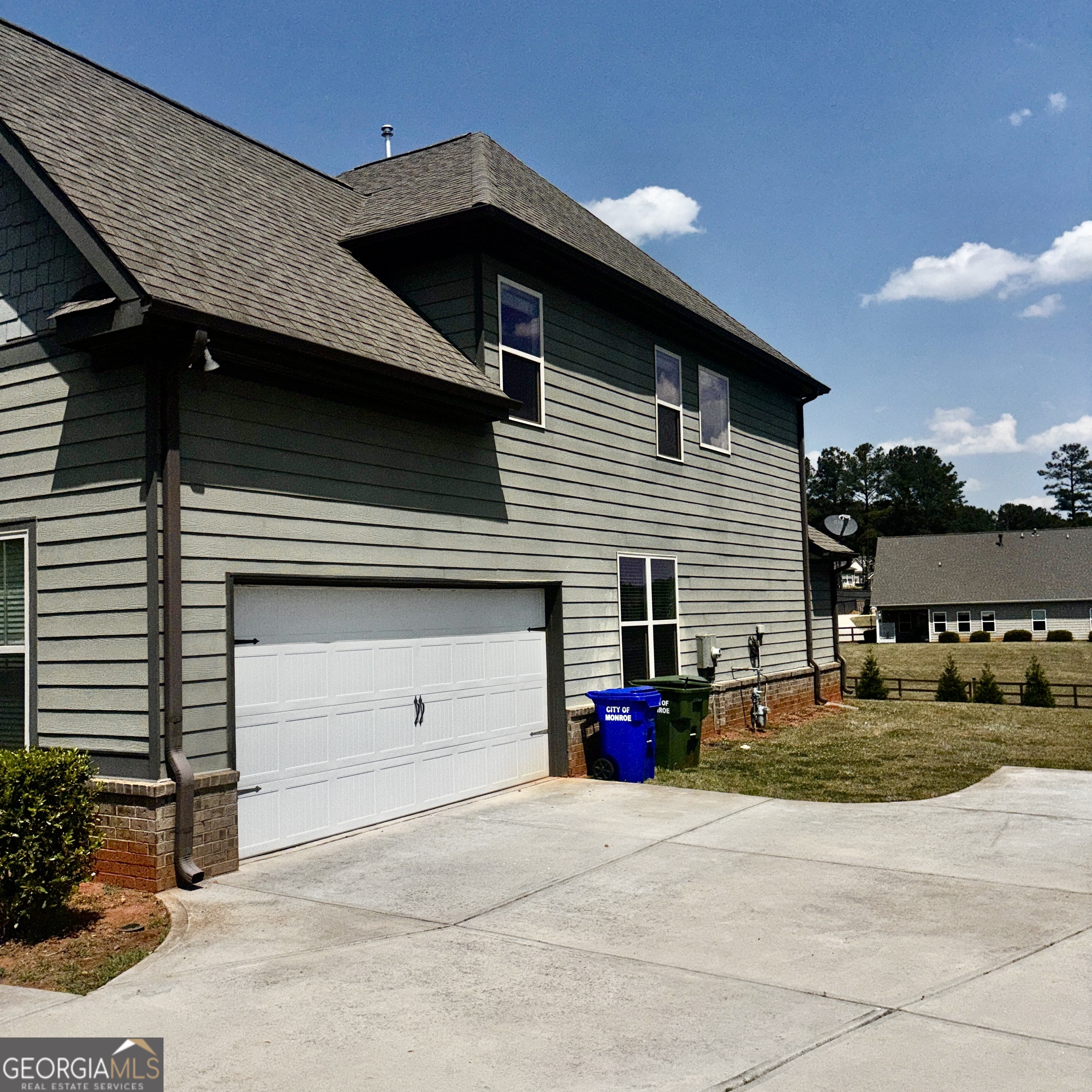 1915 Highland Creek Drive Property Photo 3