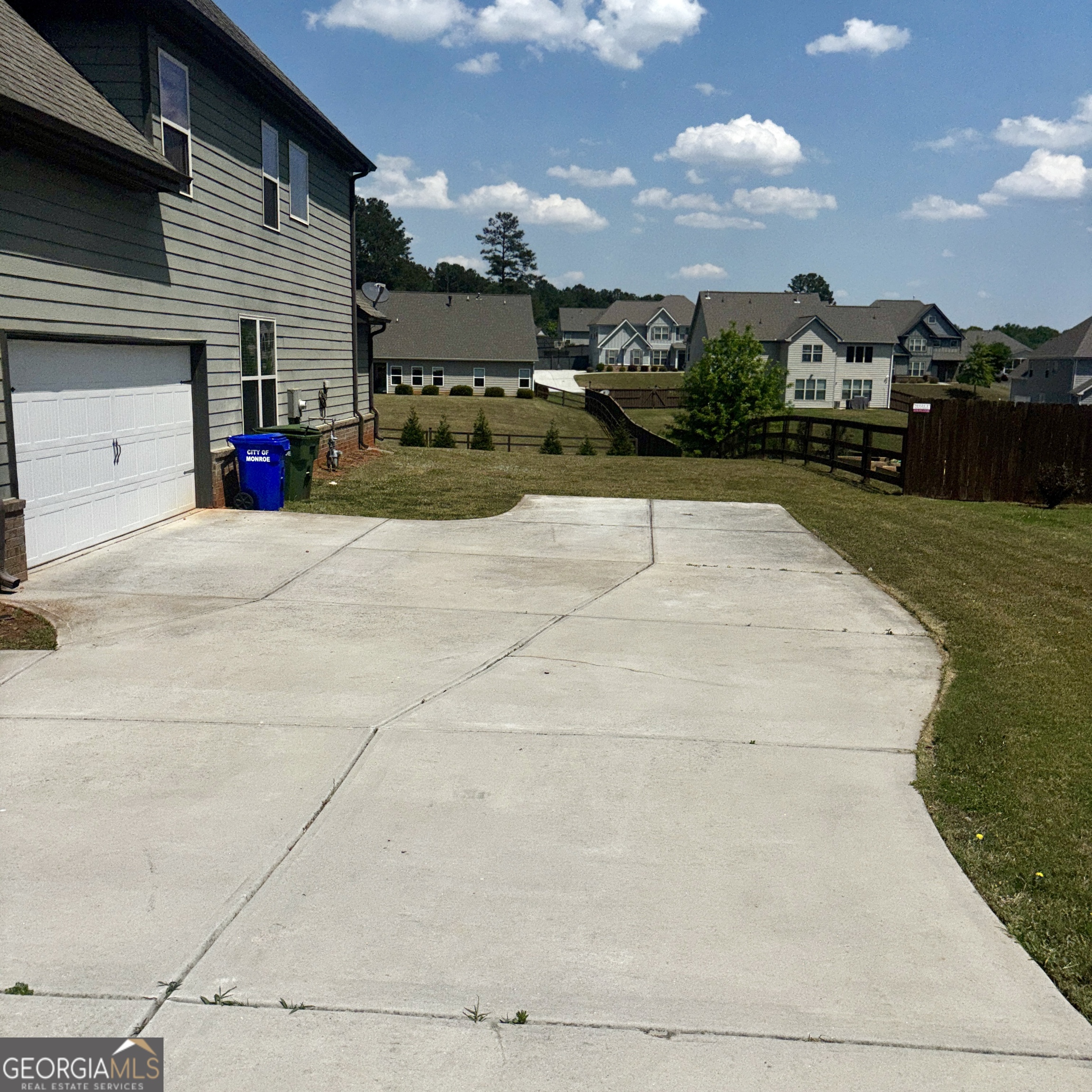 1915 Highland Creek Drive Property Photo 4