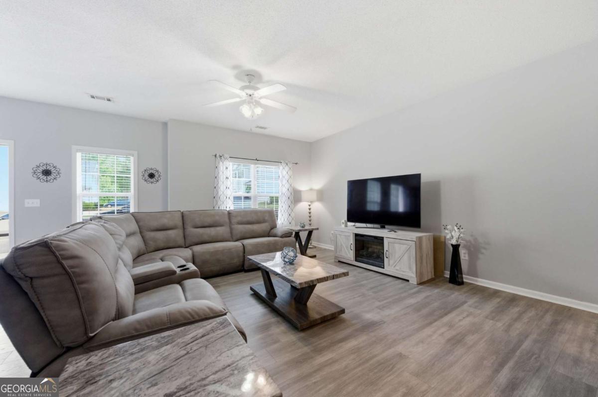 313 Venture Path Property Photo 5