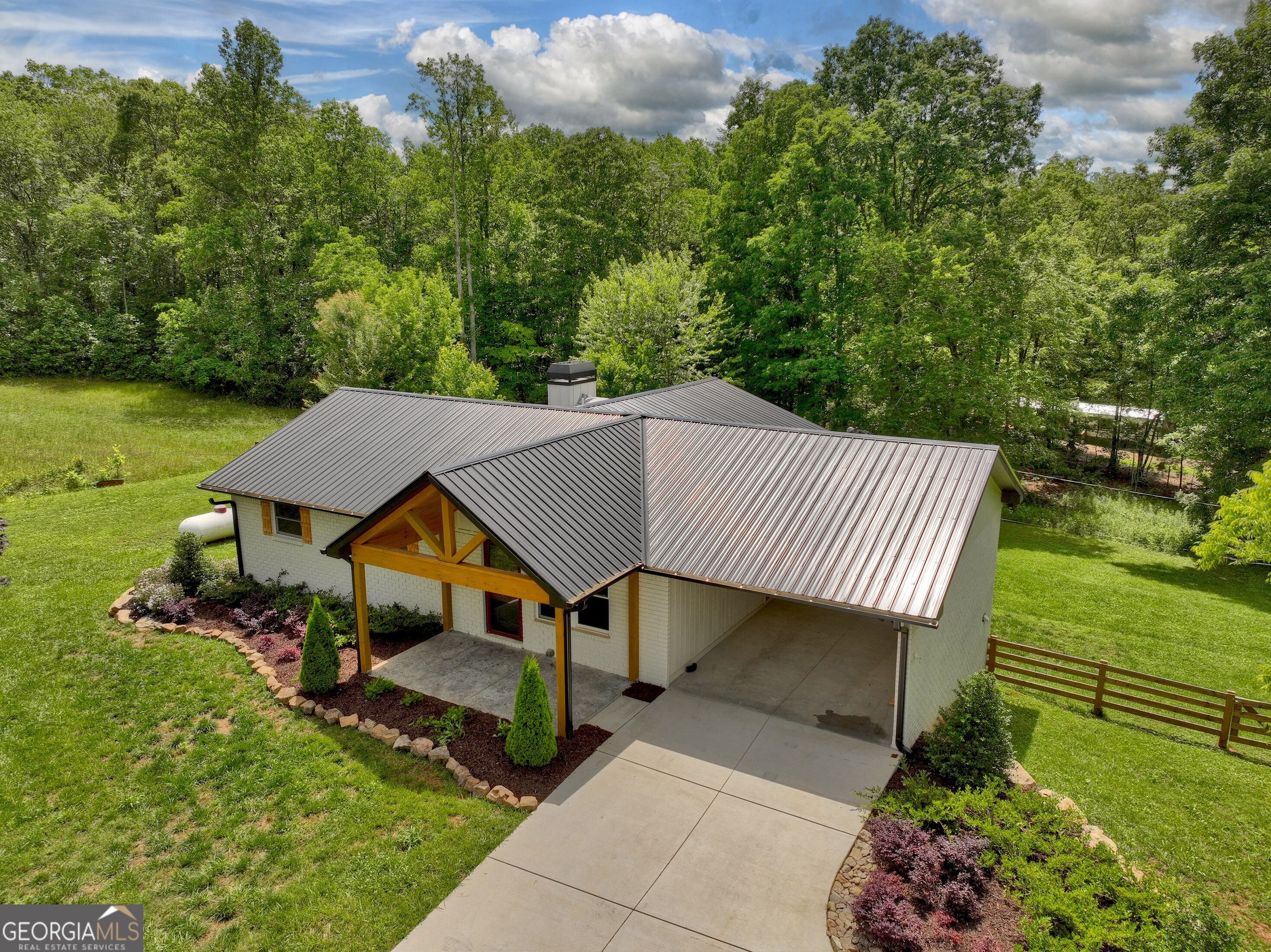 975 Goss Road Property Photo 3
