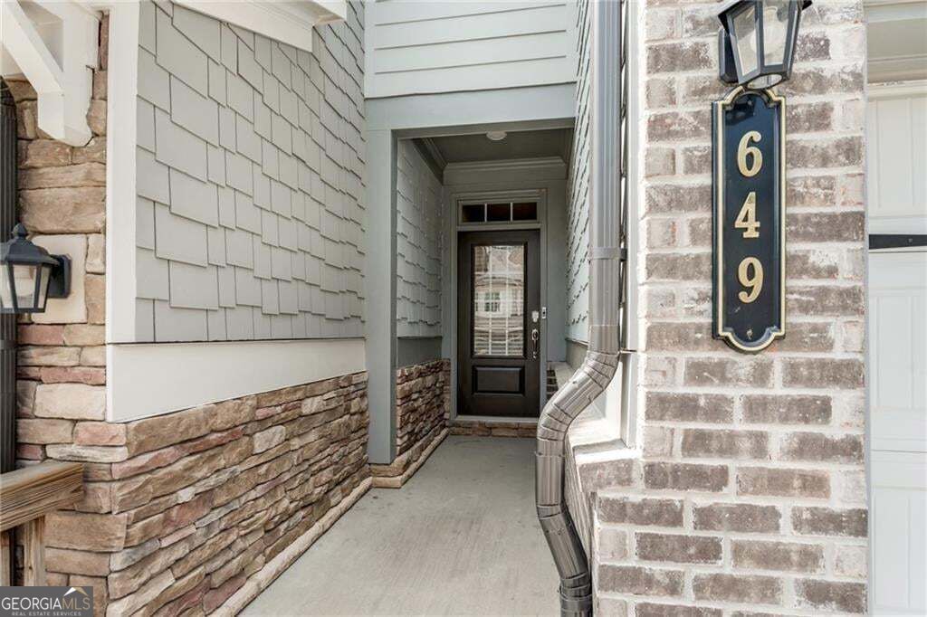 649 Isom Walk Property Photo 2